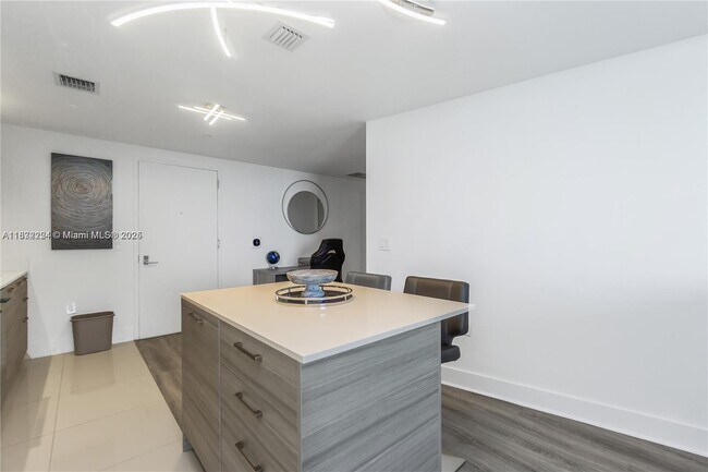 Foto del edificio - 121 NE 34th St