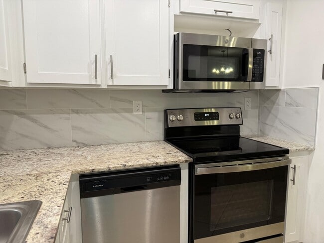 Foto del edificio - 14676 Canalview Dr