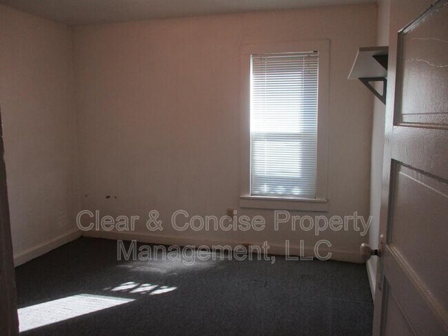 Building Photo - 157 Monroe St