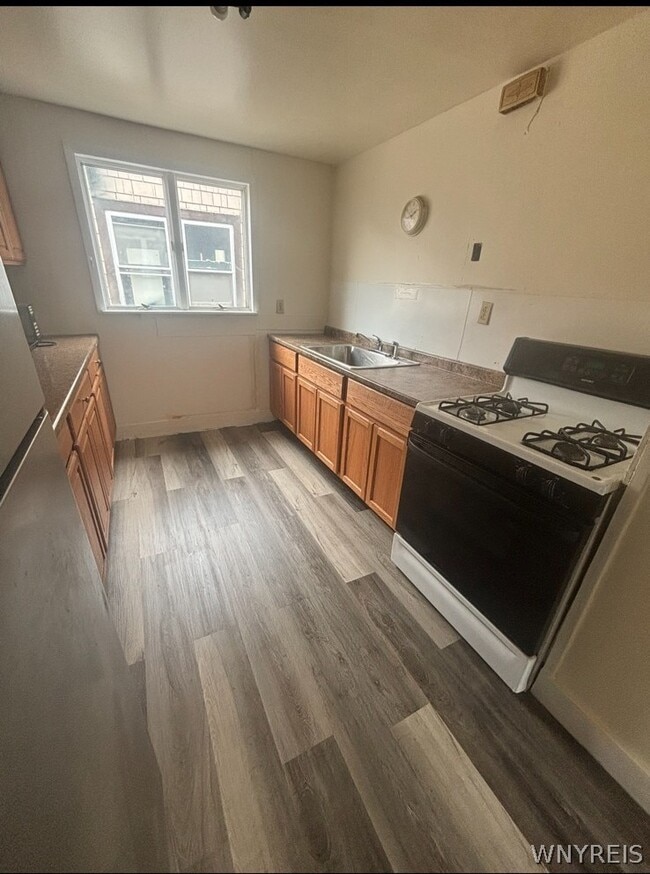 Building Photo - 154 W Winspear Ave