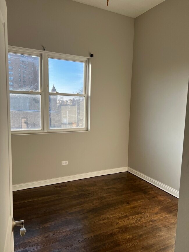 Foto del edificio - 450 E Bowen Ave