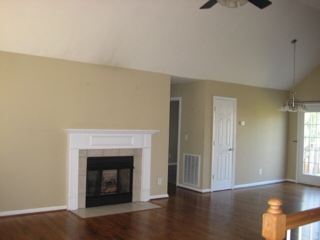 Foto del edificio - 722 N Woodson Rd