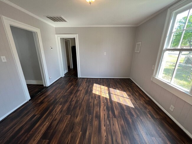 Building Photo - Remodeled 3 bedroom/ 2 bathroom home within minutes of downtown.