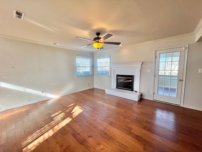 Foto del edificio - Charming Newly Remodeled 3BD, 2.5BA Raleigh Home with a Bonus Sunroom