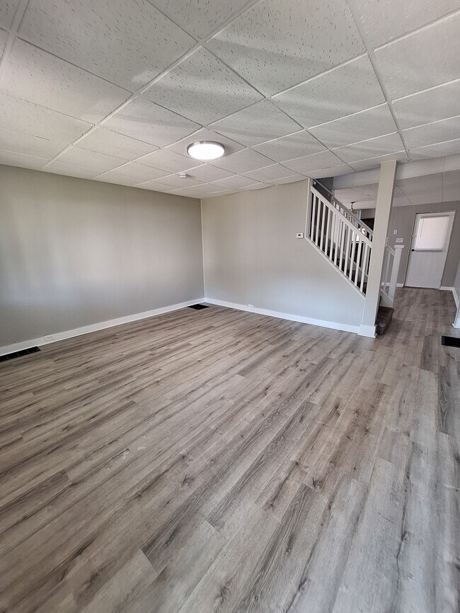 Building Photo - 1049 Nelson Ave