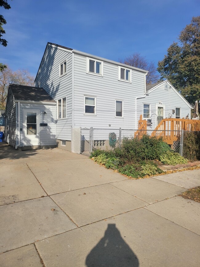 Building Photo - 1031 N Clay St