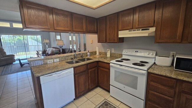 Building Photo - Furnished 2-Bed 2- Bath Condo