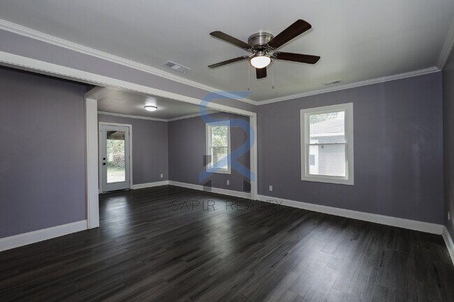 Foto del edificio - Move in before November 30th and choose your reward: a $250 Amazon Gift Card or a 55" Smart TV!