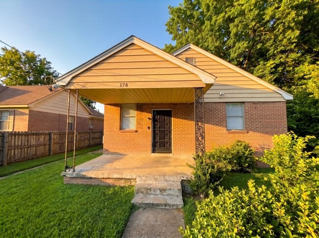 Charming 4BR Home with Large Yard - Charming 4BR Home with Large Yard