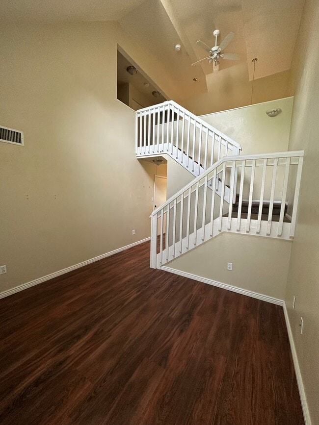 Building Photo - 3 BEDROOM, 2 BATHROOM TOWNHOUSE WITH 1 CAR...