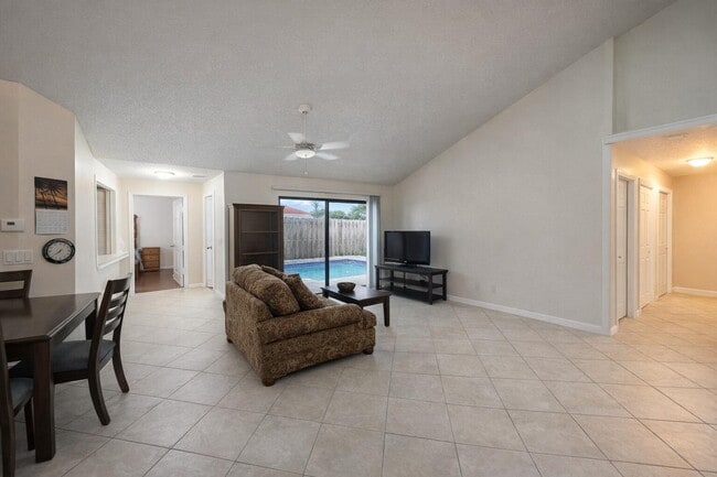 Foto del edificio - 4377 Woodstock Dr