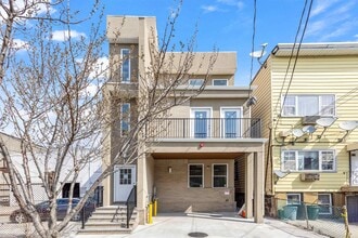 Building Photo - 418 11th St