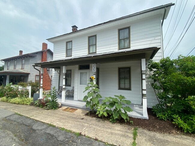 Building Photo - 235 E Lamb St