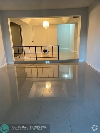 Building Photo - 3730 Inverrary Dr