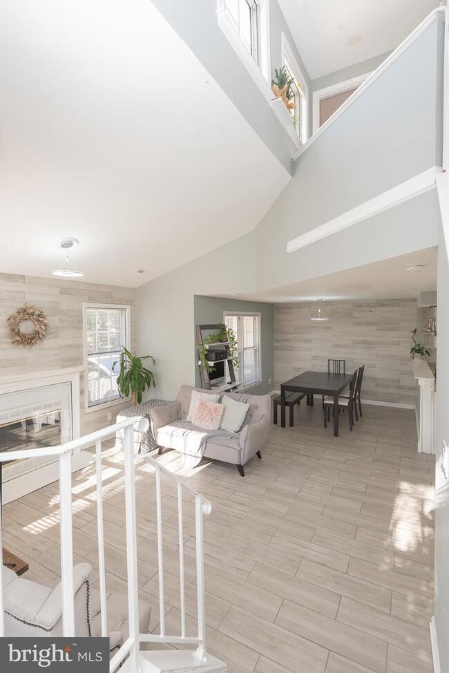 Sun-Drenched Living Space and Dining Area - 8822 Dowling Park Pl