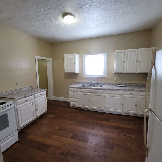 Building Photo - West Indy 3BR House ready to Lease!