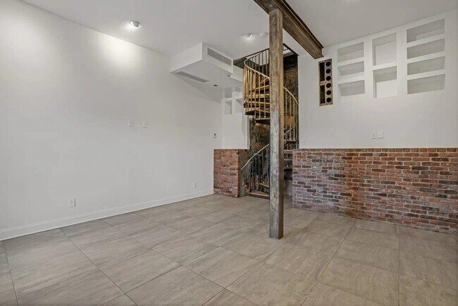 Foto del edificio - 9009 Riverside Pl