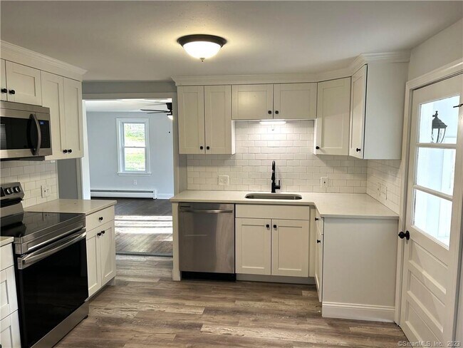 Foto del edificio - 1023 Wolcott Rd