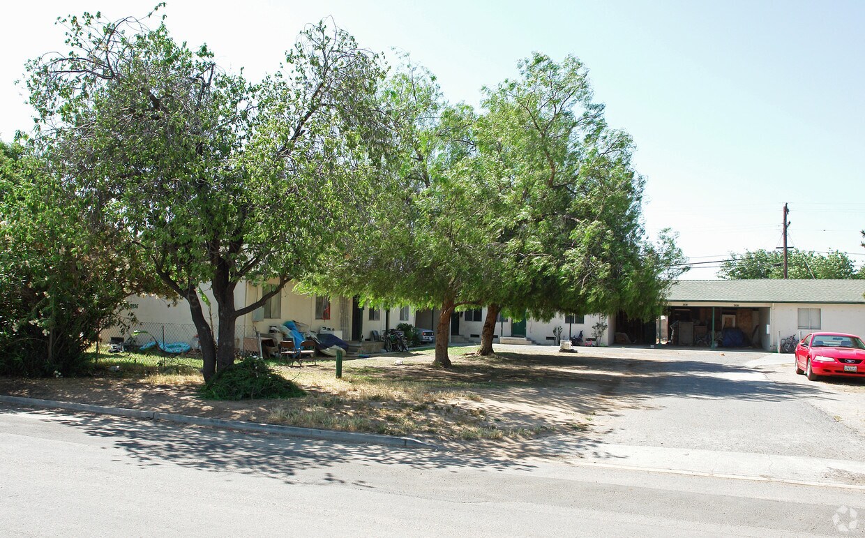 Primary Photo - 2818-2836 E Hedges Ave