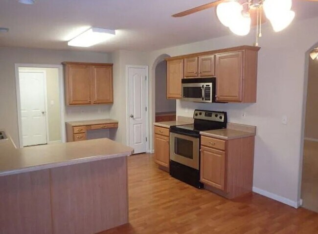 Building Photo - 3 bedroom, 2 bathroom home