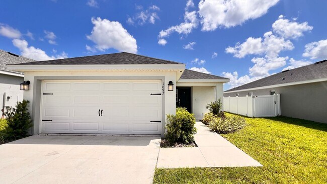 Foto del edificio - BEAUTIFUL 3-Bed, 3-Bath Home with Spacious...