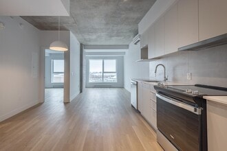 Building Photo - 2600 Boul. Cavendish