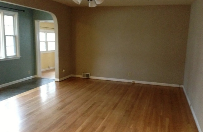 Building Photo - 1104 S Mattis Ave