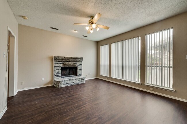 Building Photo - Spacious 4 bedroom home!  Garland ISD