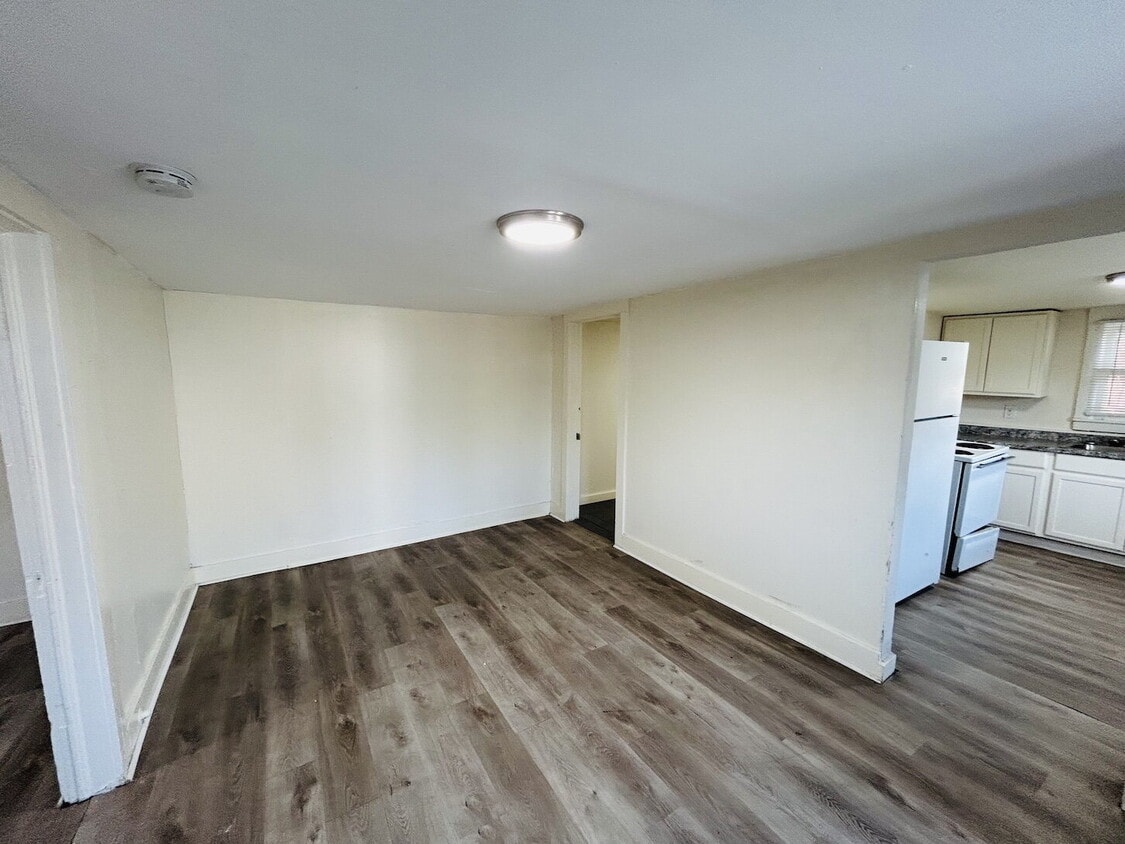 Building Photo - 1 Bed/1 Bath Duplex Home Available