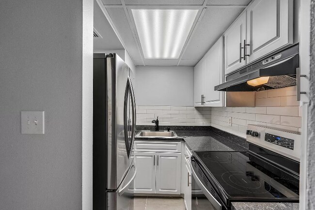 Foto del edificio - 8850 Blind Pass Rd