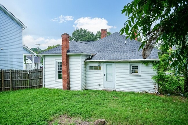 Building Photo - Three Bedroom Home!