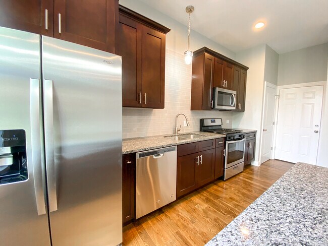 Building Photo - 2020 N Oakley Ave