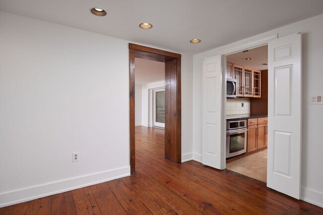 Building Photo - Large 1,126 sf 1BR/2BA with Den/Office Centrally Located in Georgetown