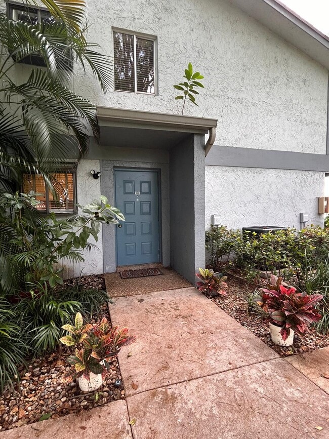 Building Photo - 2733 S Oakland Forest Dr