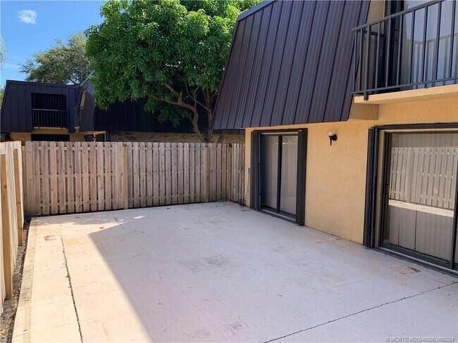 Foto del edificio - 6490 SE Windsong Ln