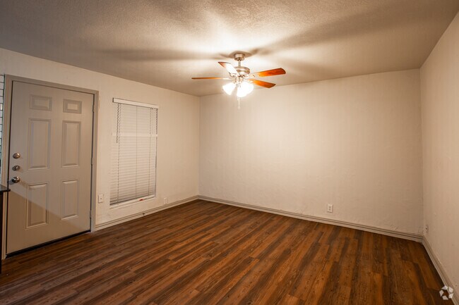 Sala de estar - 1502 Peak Street