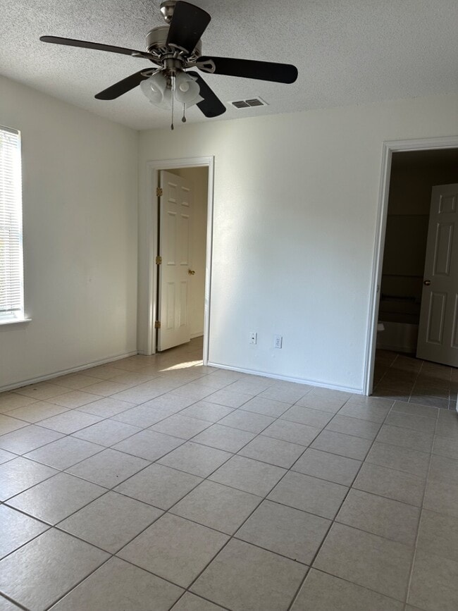 Foto del edificio - 1521 Oasis Dr