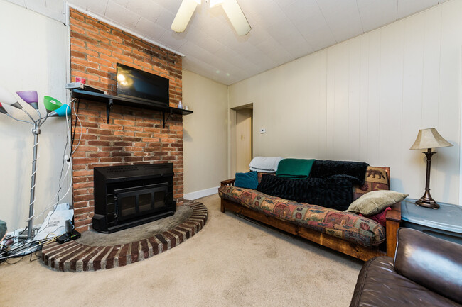 Building Photo - AVAILABLE MAY 2024  - Excellent Mt Washing...
