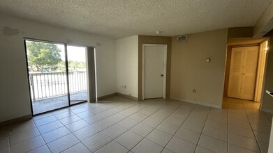 Building Photo - 250 Palm Cir W