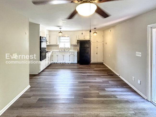 Foto del edificio - 1525 Matt Leonard Dr SW