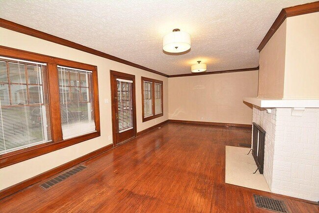 Foto del edificio - 4905 Broadway St