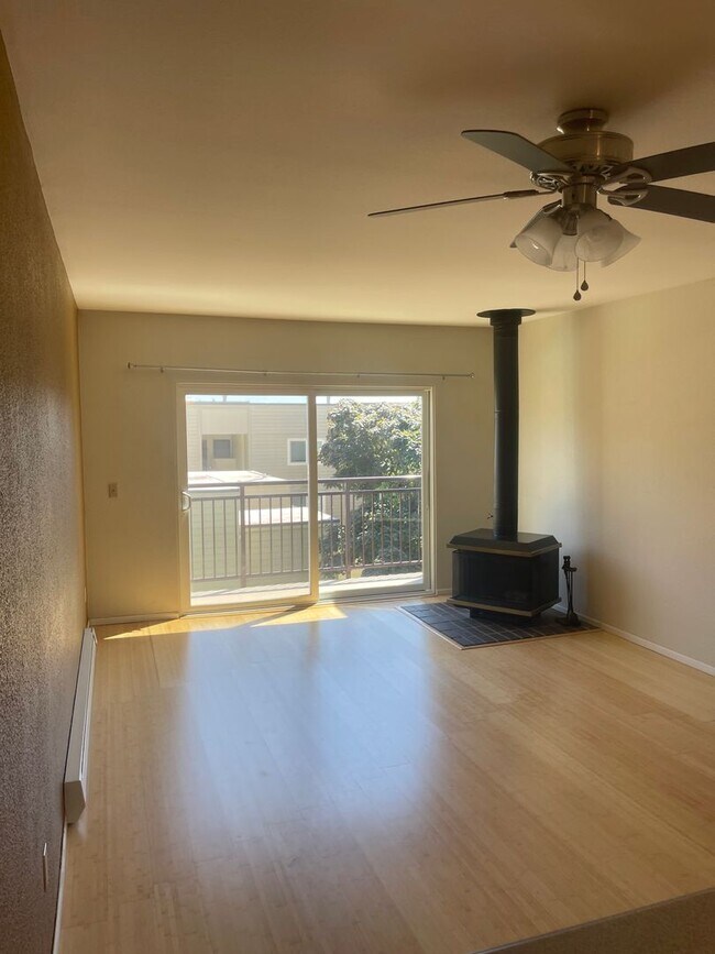 Building Photo - Sunny 1 bedroom, 1 bath Condo in Sandpoint!
