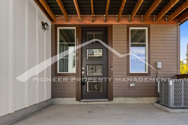 Foto del edificio - Gorgeous Townhouse with Washer/Dryer and C...