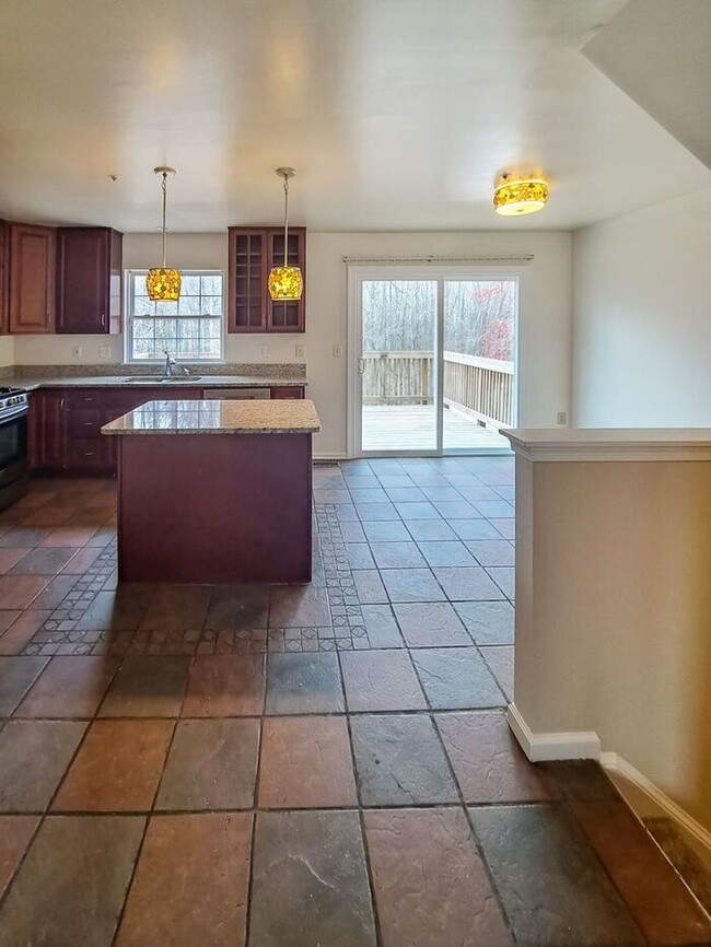 Building Photo - 3 Story Inner Townhouse, 3 Bedrooms, 2.5 B...