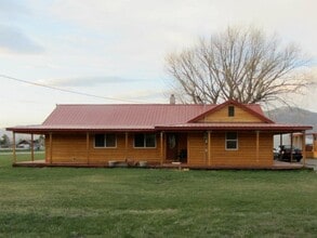 Building Photo - 214 Center St