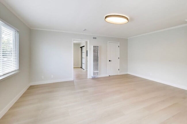 Building Photo - 1249 Oak Grove Ave