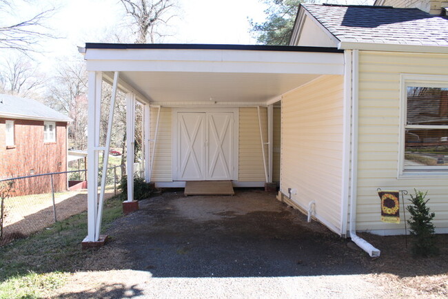 Building Photo - 733 Ideal Dr SE
