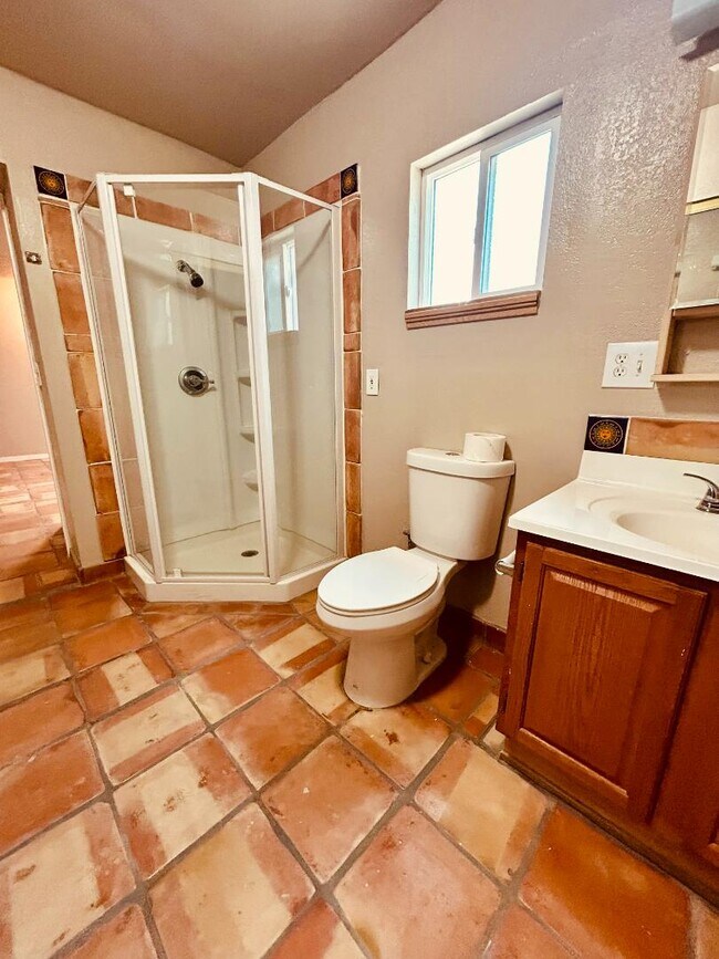Foto del edificio - 573 N Minaret Ave