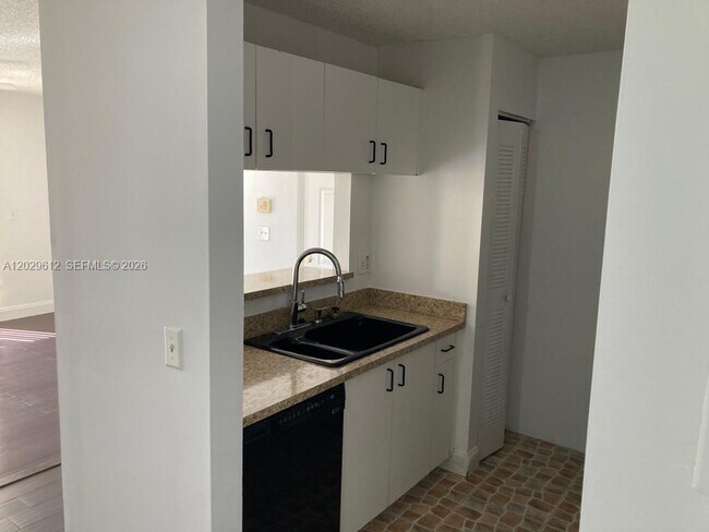 Foto del edificio - 1701 Village Blvd