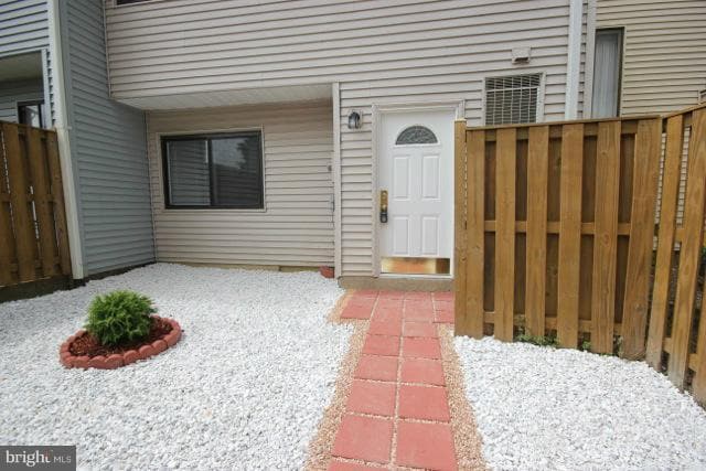 Building Photo - 8708 Village Square Dr